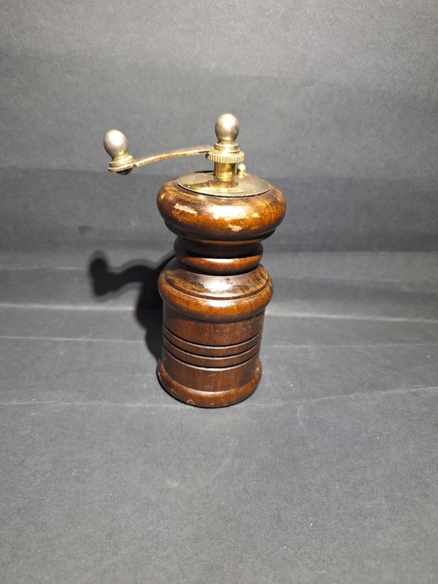 Antiguo molinillo de pimienta