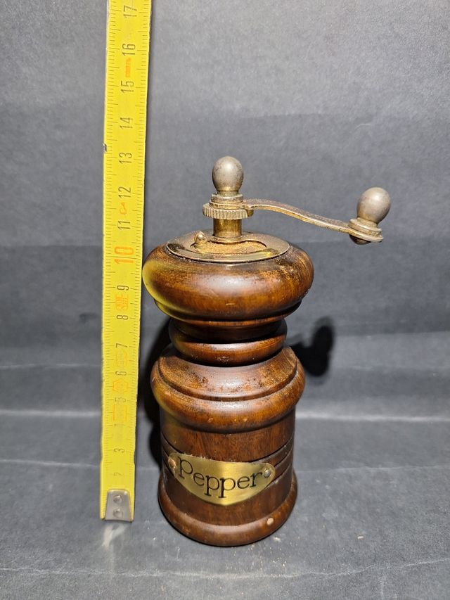 Antiguo molinillo de pimienta