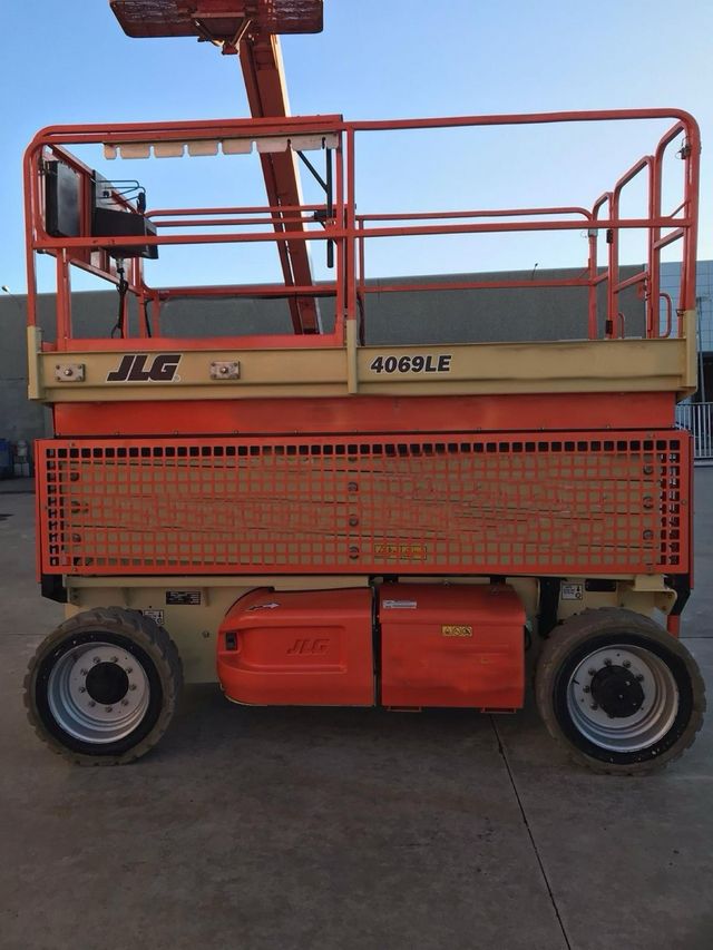 PLATAFORMA TIJERA ELÉCTRICA JLG 4069LE
