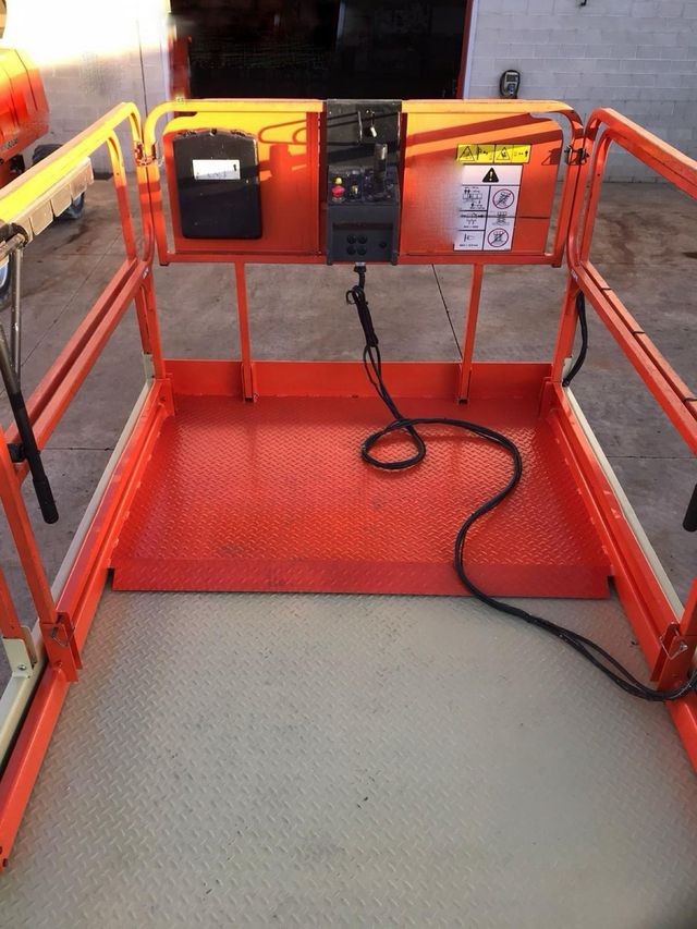 PLATAFORMA TIJERA ELÉCTRICA JLG 4069LE