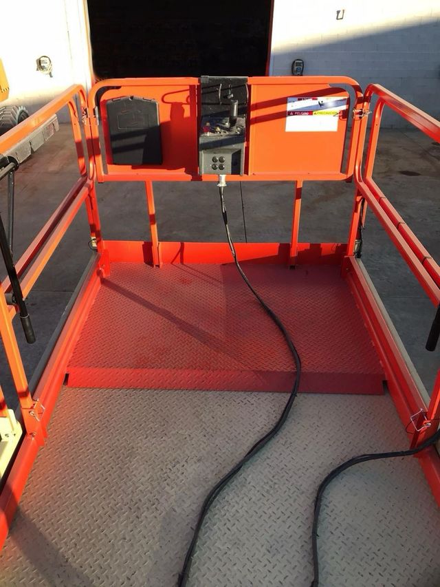 PLATAFORMA TIJERA ELÉCTRICA JLG 4069LE