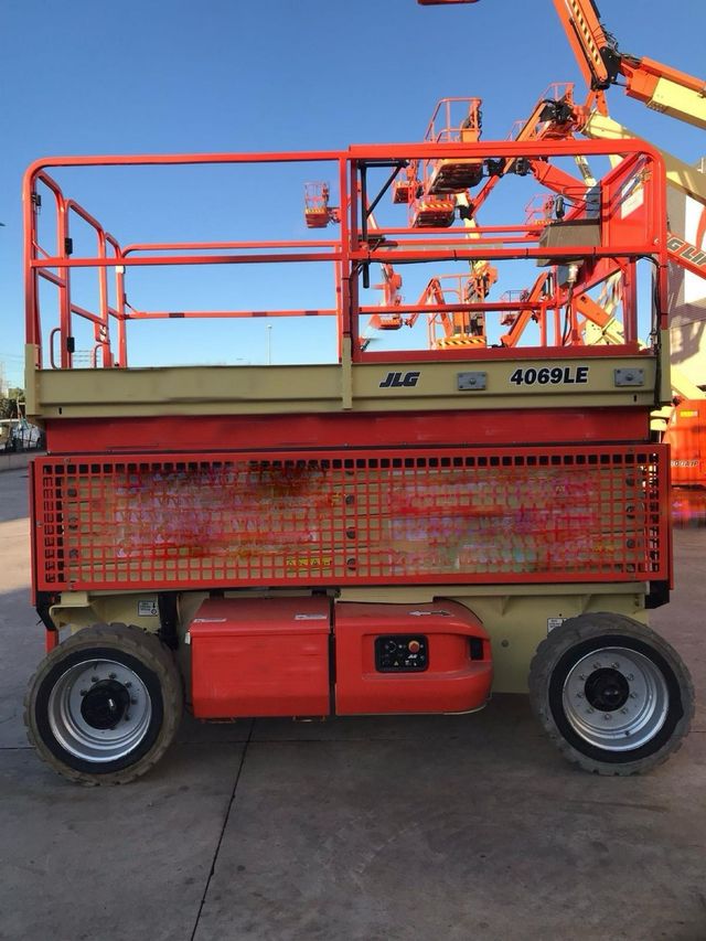 PLATAFORMA TIJERA ELÉCTRICA JLG 4069LE