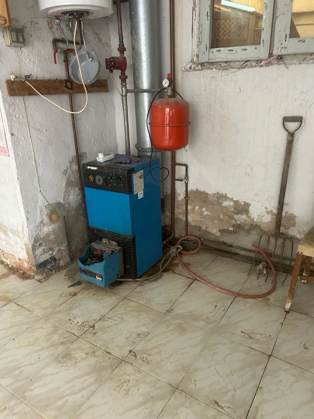 Una caldera de calefacción con su tanque de gasoil