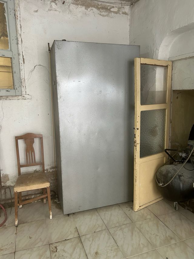 Una caldera de calefacción con su tanque de gasoil