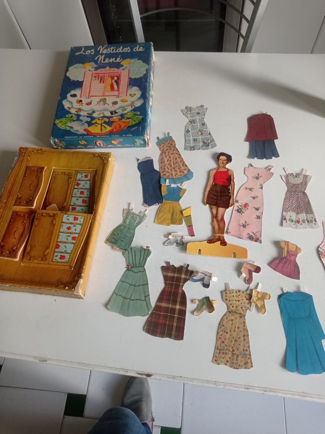 Antiguo recortable de muñecas
