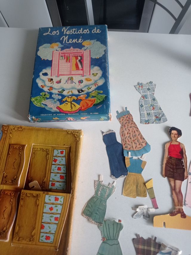 Antiguo recortable de muñecas