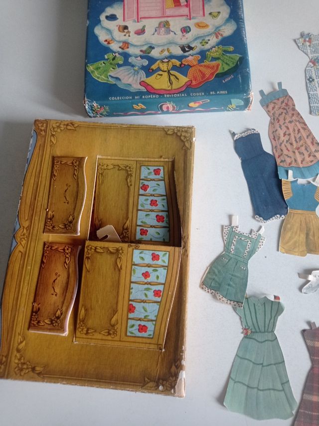 Antiguo recortable de muñecas