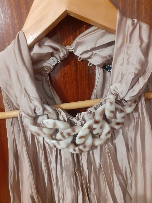 Top plisado de cuello halter champán