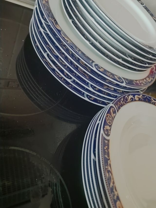 Vajilla porcelana con decoración oro