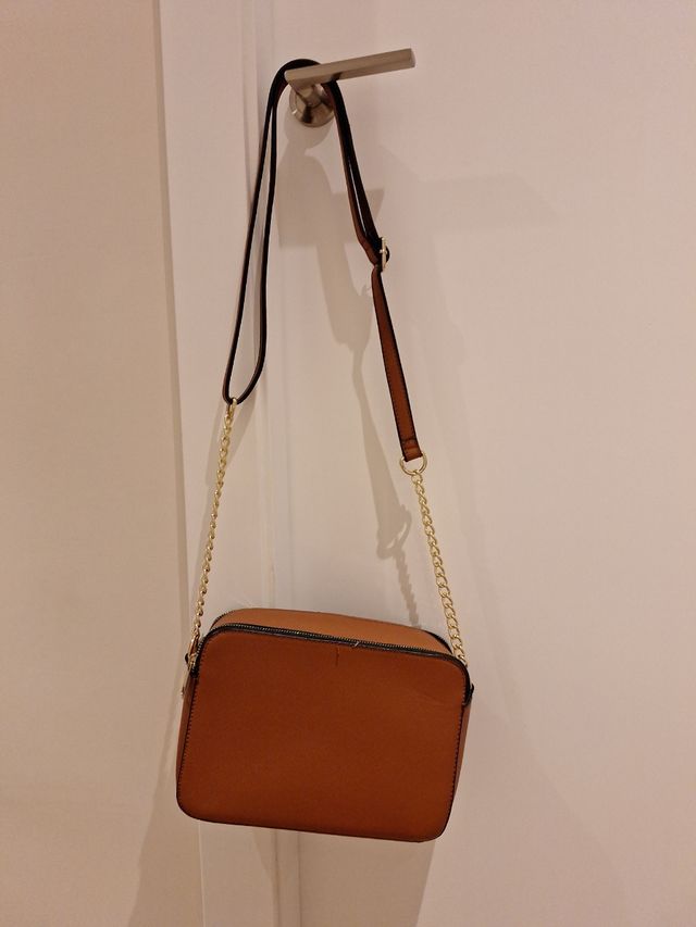 Bolso bandolera marrón chica.
