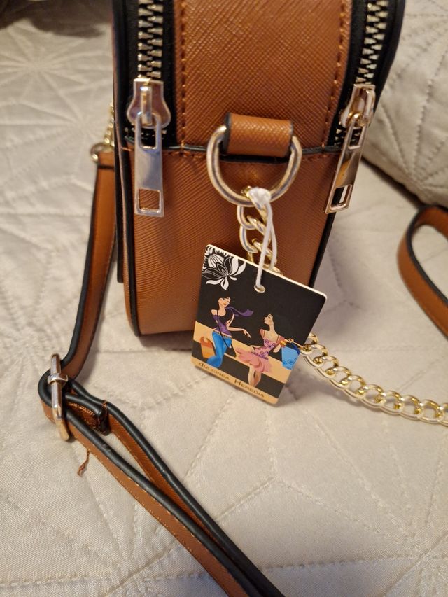 Bolso bandolera marrón chica.