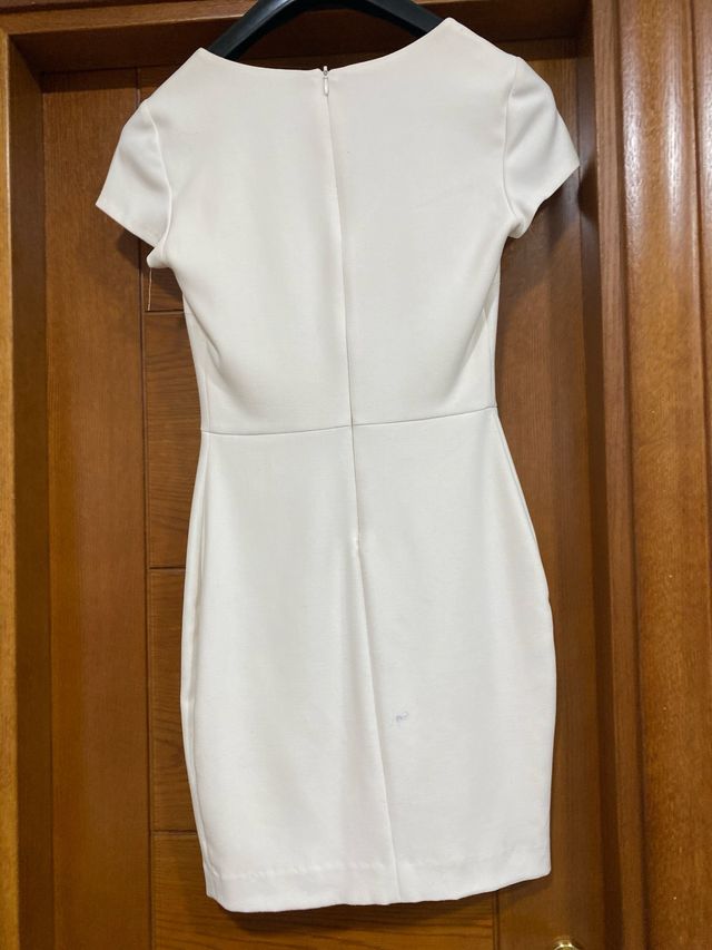 Vestido corto ceñido marfil