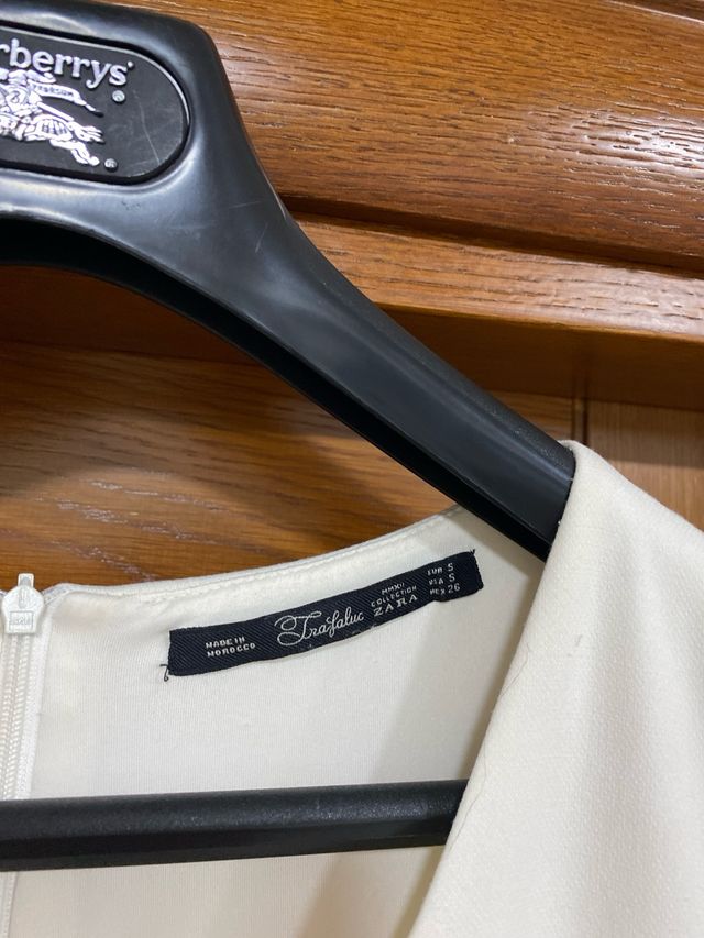 Vestido corto ceñido marfil