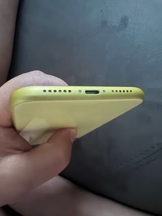 iPhone 11 Amarillo COMO NUEVO