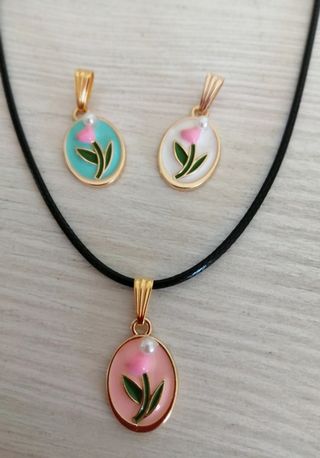 Colgante de flor esmaltado con perlita