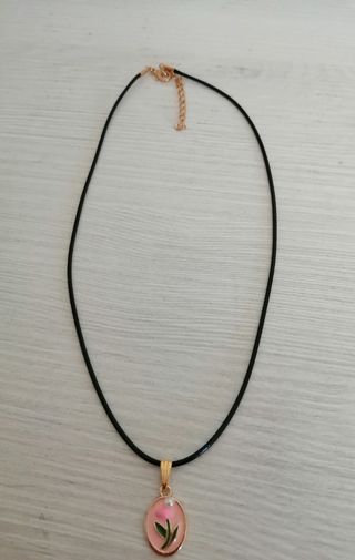 Colgante de flor esmaltado con perlita