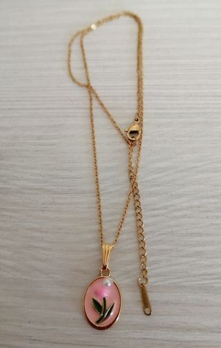 Colgante de flor esmaltado con perlita