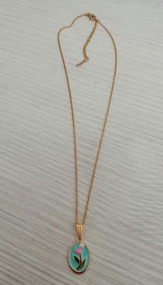 Colgante de flor esmaltado con perlita