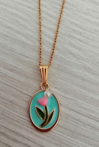 Colgante de flor esmaltado con perlita