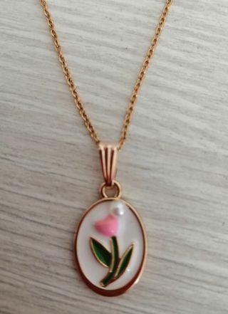 Colgante de flor esmaltado con perlita