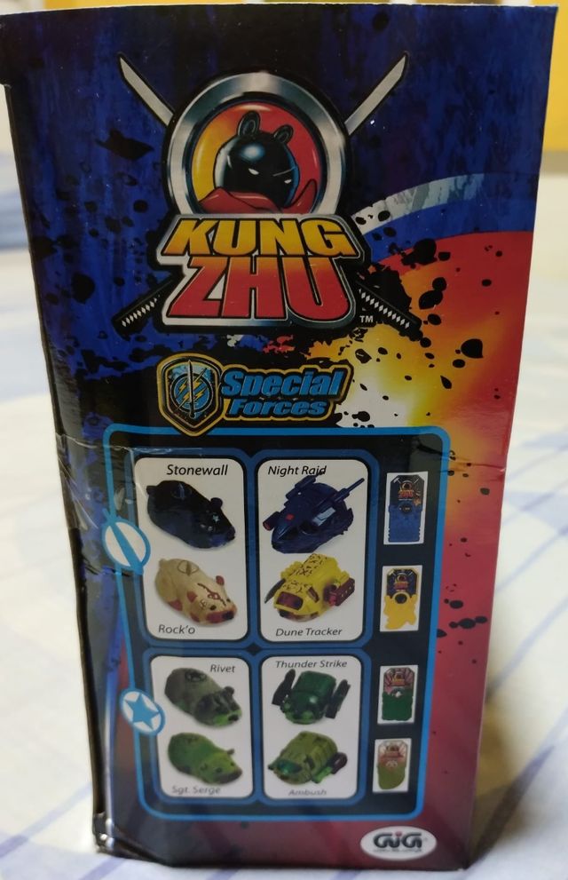 Figuras de colección y juguetes.