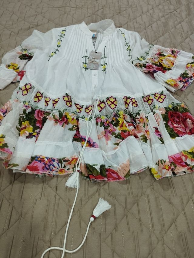 Túnica branca com flores veste M