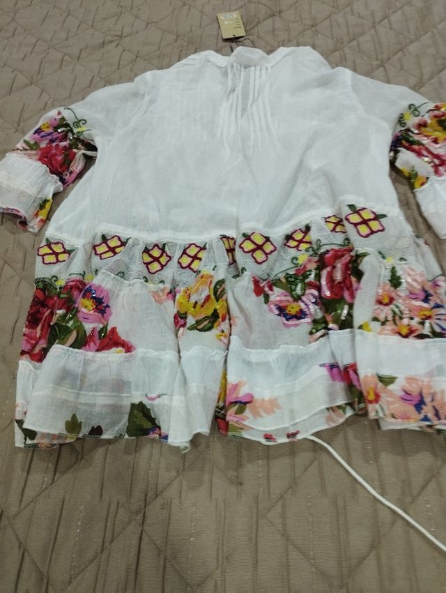 Túnica branca com flores veste M