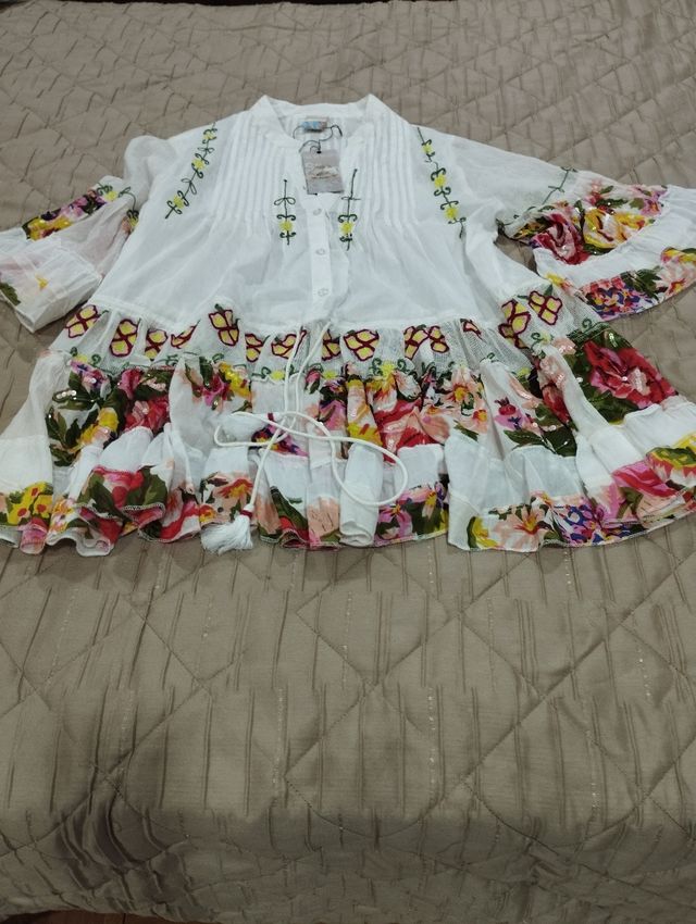 Túnica branca com flores veste M