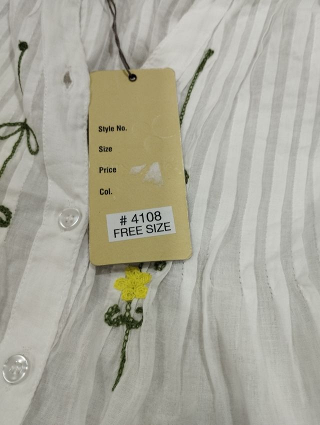 Túnica branca com flores veste M