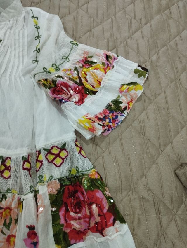Túnica branca com flores veste M