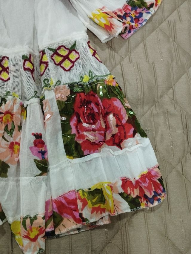 Túnica branca com flores veste M