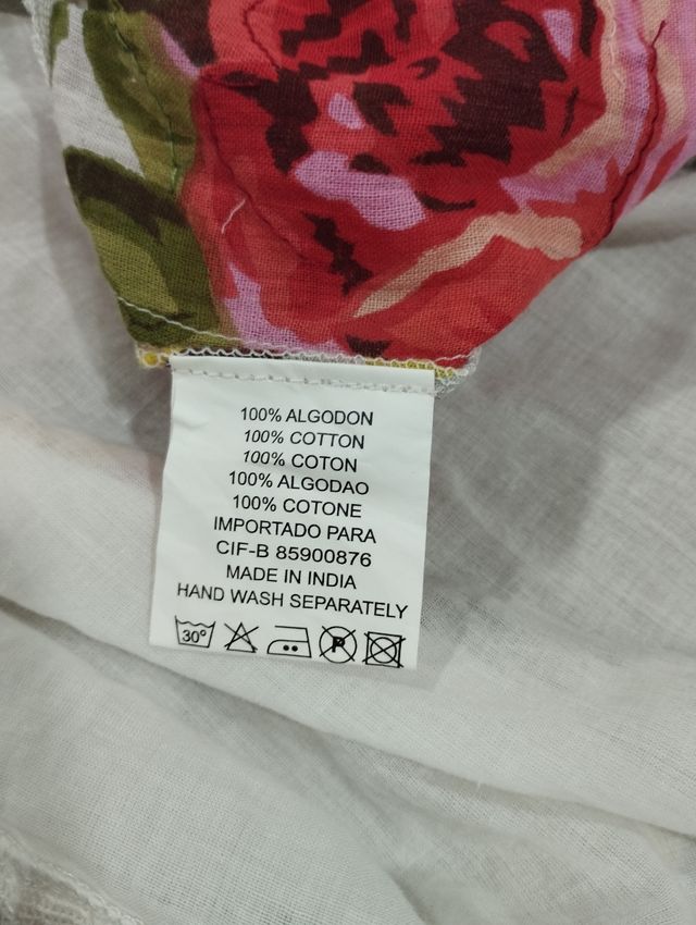 Túnica branca com flores veste M