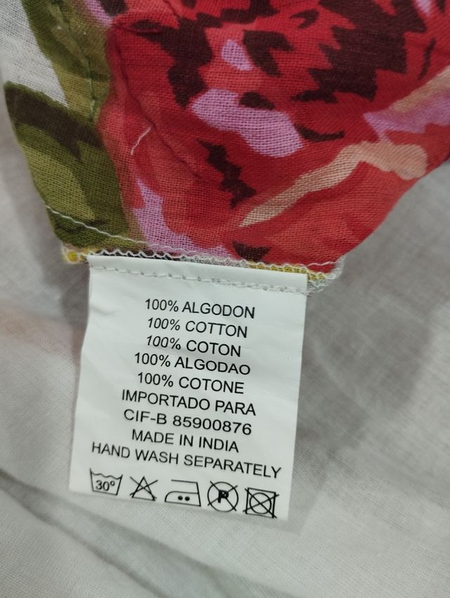 Túnica branca com flores veste M