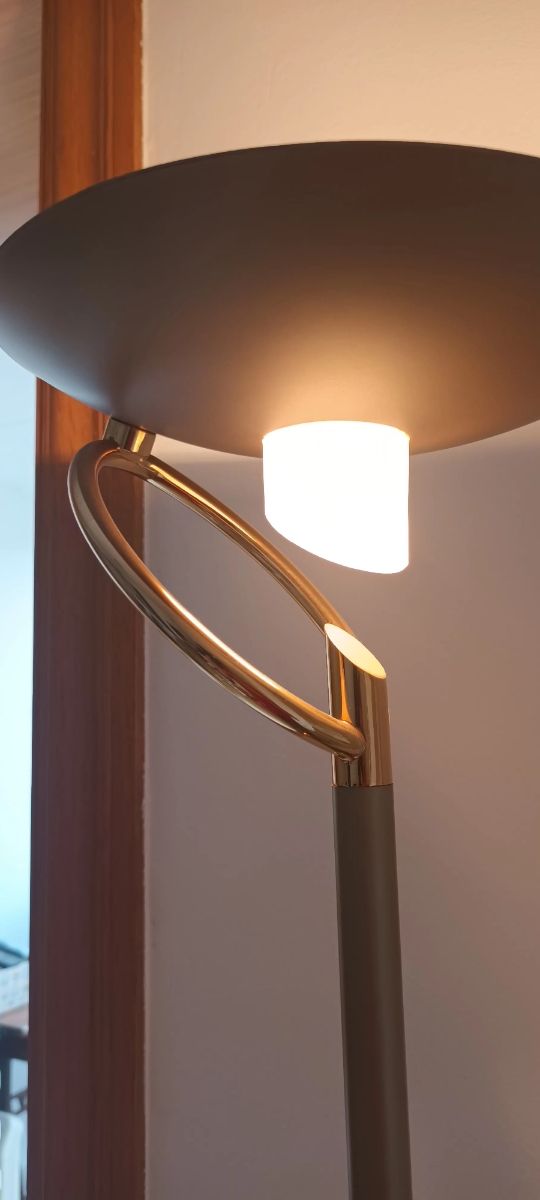 BONITA LÁMPARA HALÓGENA.