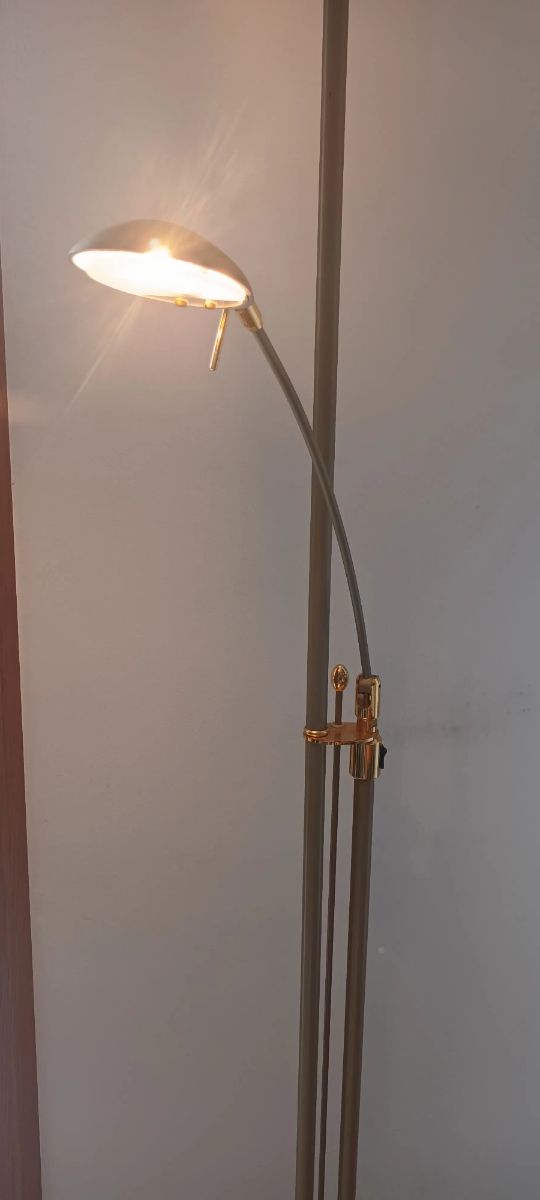 BONITA LÁMPARA HALÓGENA.