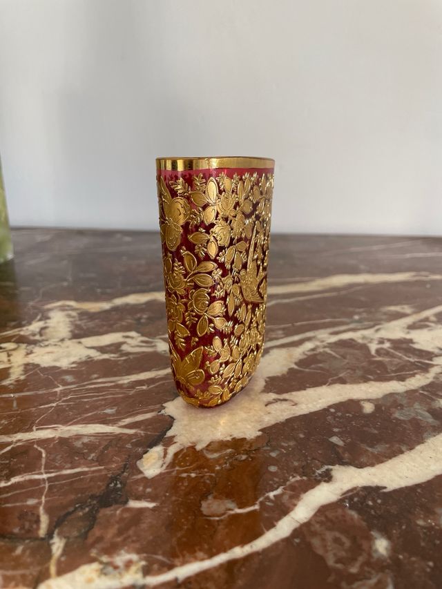 Vaso antiguo rojo con decoración dorada