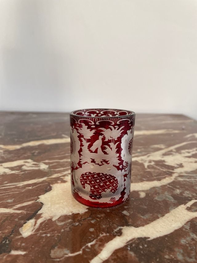 Vaso pequeño redondo antiguo en color rojo