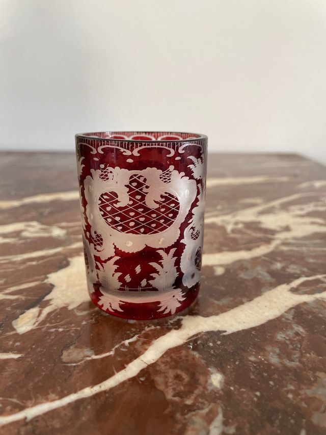 Vaso pequeño redondo antiguo en color rojo