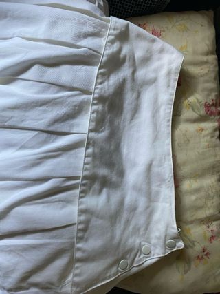 Falda blanca midi efecto vientre plano