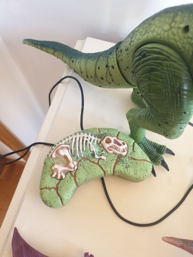 Dinosaurio juguete con mando