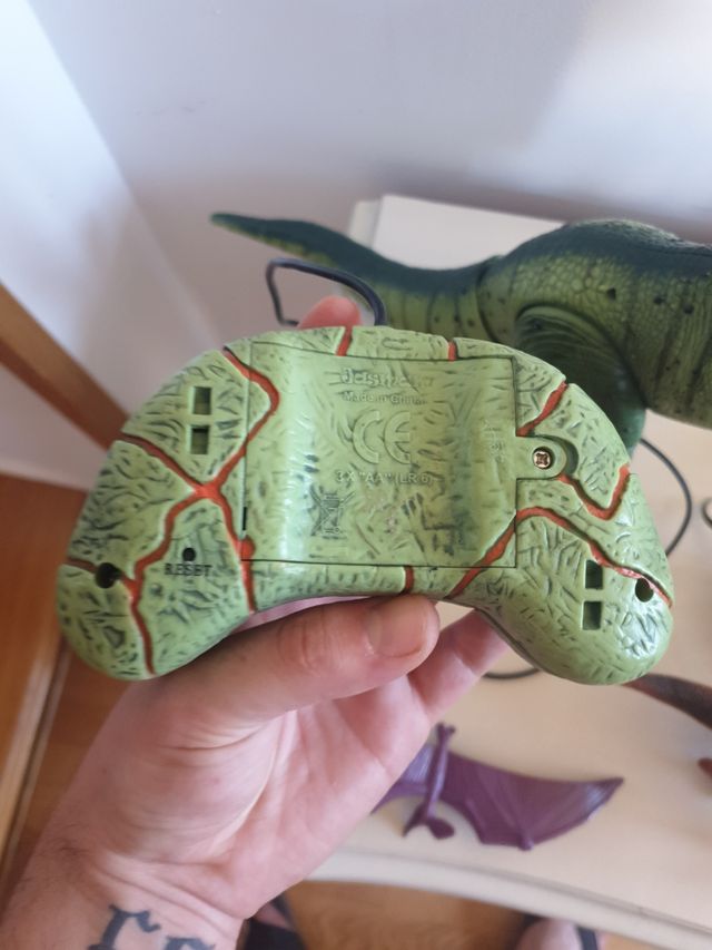 Dinosaurio juguete con mando