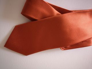 Corbata naranja de Dustin