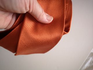 Corbata naranja de Dustin