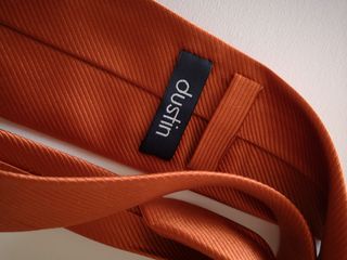 Corbata naranja de Dustin