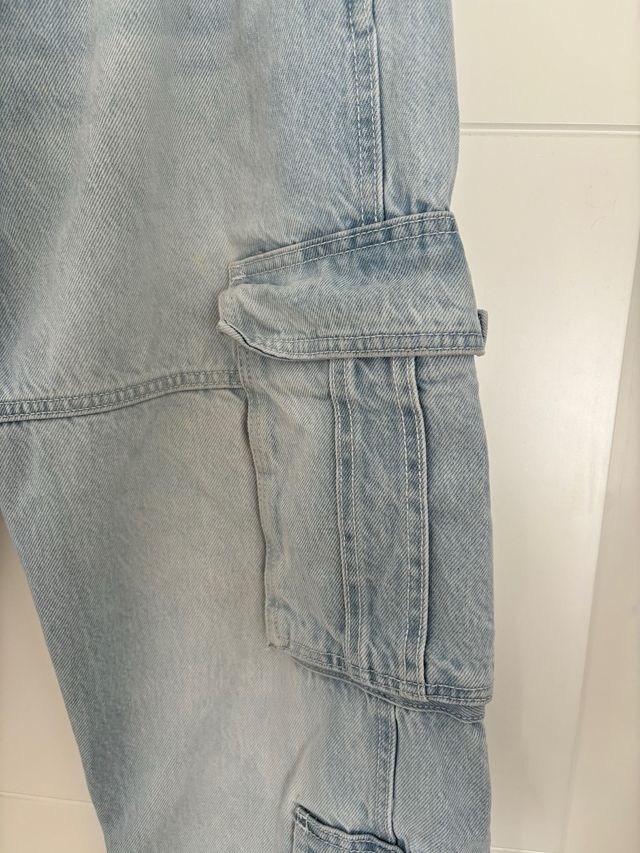 Pantalón vaquero cargo desgastado