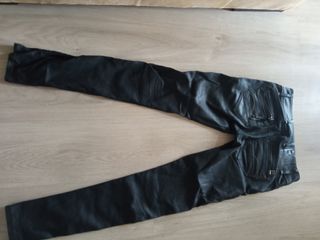 Pantalones efecto engomado 