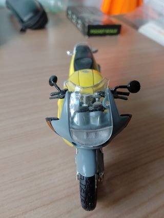 Moto BMW a escala 1/18