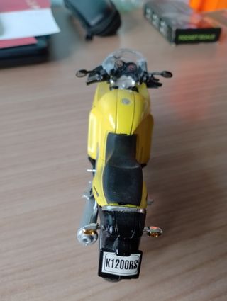 Moto BMW a escala 1/18