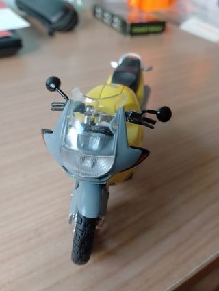 Moto BMW a escala 1/18