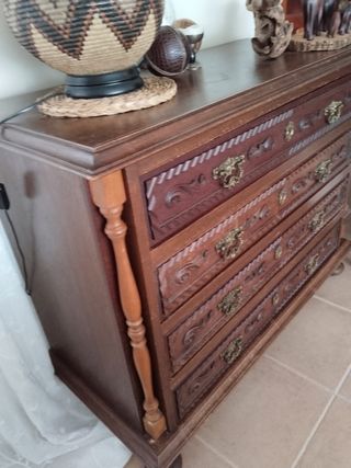 Cómoda antigua de madera maciza